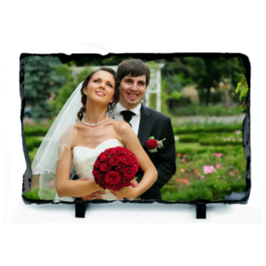 Μεγάλη πέτρινη κορνίζα με φωτογραφία.